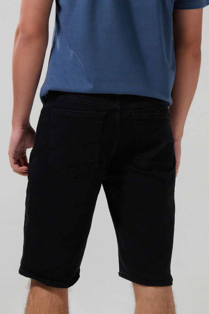 Bermuda slim negra de jean tiro bajo con bolsillos