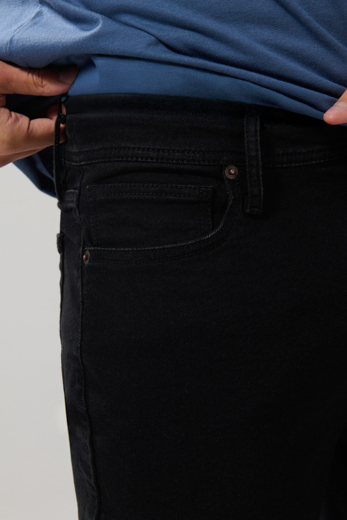 Bermuda slim negra de jean tiro bajo con bolsillos