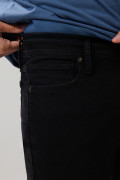 Bermuda slim negra de jean tiro bajo con bolsillos