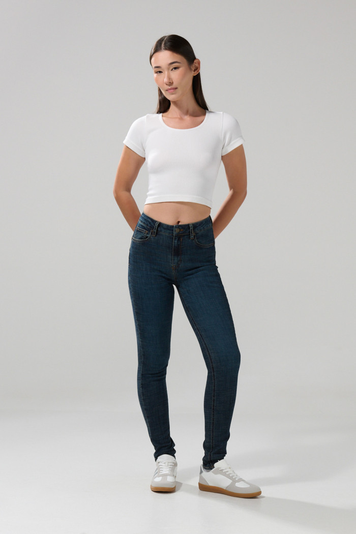 Jean push up azul oscuro tiro alto con pretina sencilla