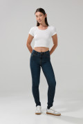 Jean push up azul oscuro tiro alto con pretina sencilla