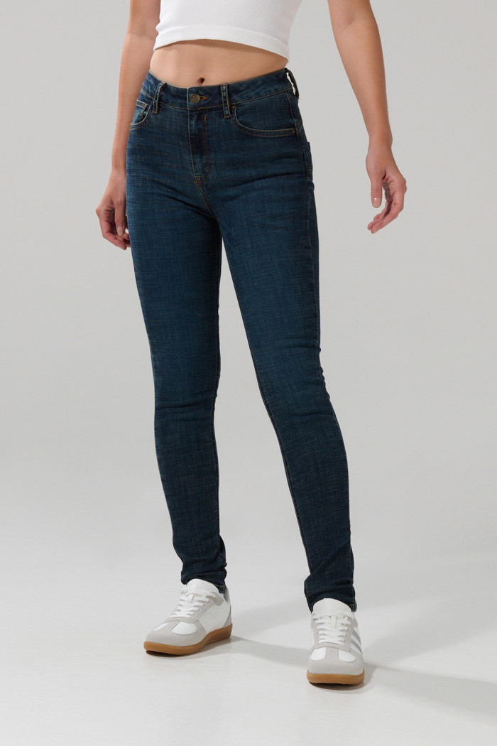Jean push up azul oscuro tiro alto con pretina sencilla