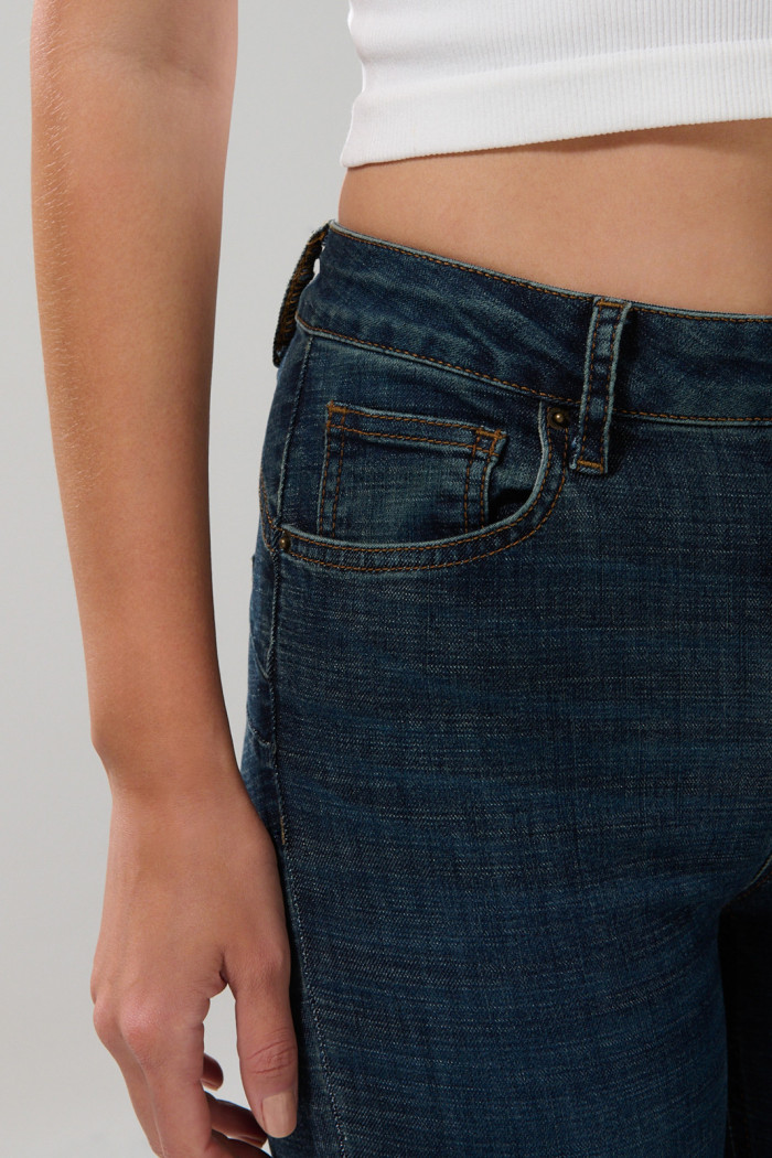 Jean push up azul oscuro tiro alto con pretina sencilla