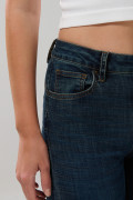 Jean push up azul oscuro tiro alto con pretina sencilla