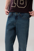 Jean azul oscuro 90´S con bolsillos, tiro bajo y bota recta