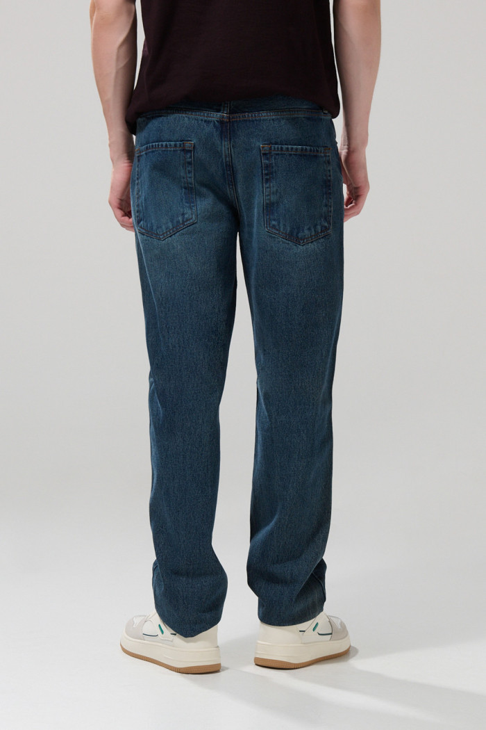 Jean azul oscuro 90´S con bolsillos, tiro bajo y bota recta