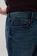 Jean azul oscuro 90´S con bolsillos, tiro bajo y bota recta
