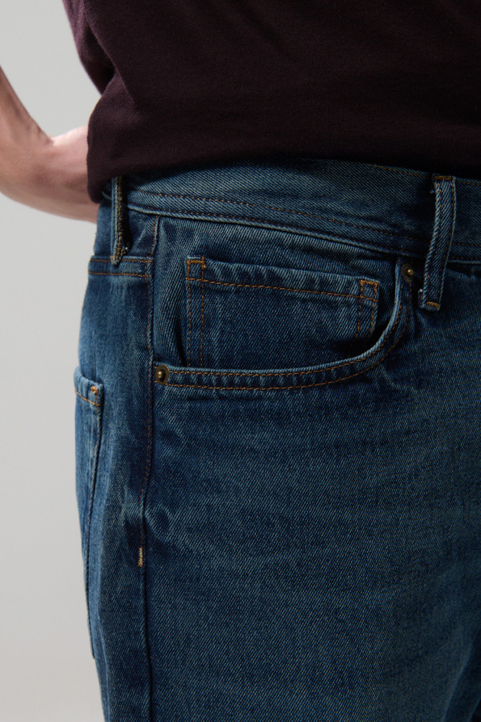 Jean azul oscuro 90´S con bolsillos, tiro bajo y bota recta