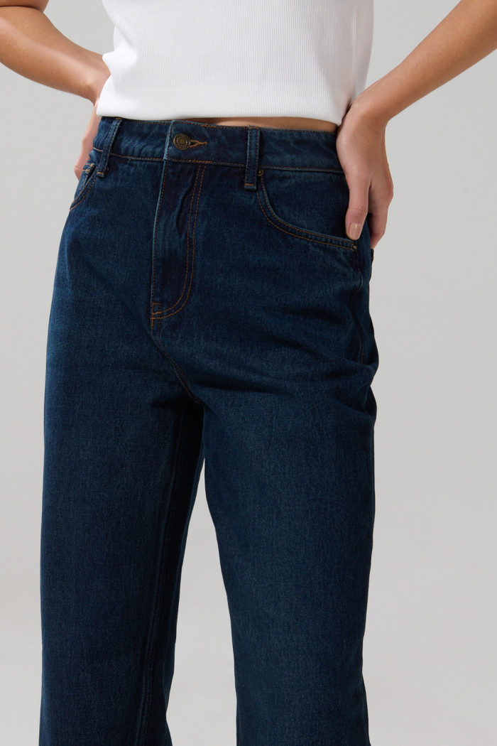 Jean azul intenso 90´S con bota recta y tiro alto