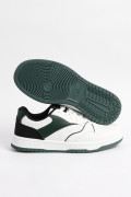 Tenis casuales blancos con perforaciones y contrastes verdes