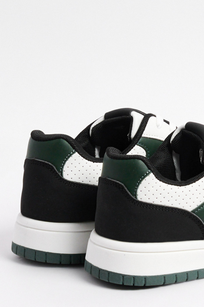 Tenis casuales blancos con perforaciones y contrastes verdes