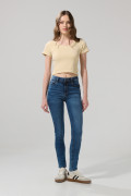 Jean tiro alto push up azul medio con ligeros desgastes