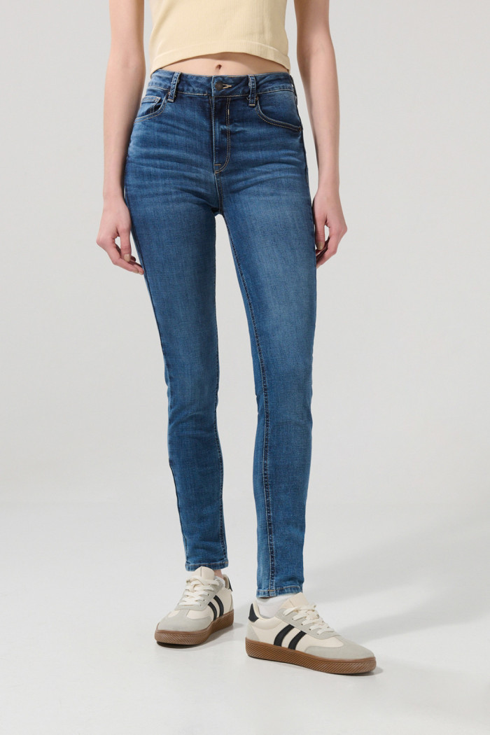 Jean tiro alto push up azul medio con ligeros desgastes