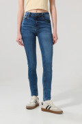 Jean tiro alto push up azul medio con ligeros desgastes