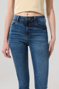 Jean tiro alto push up azul medio con ligeros desgastes