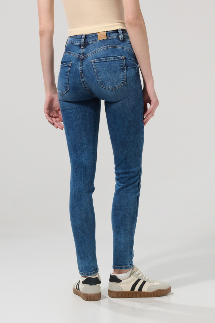 Jean tiro alto push up azul medio con ligeros desgastes