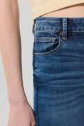 Jean tiro alto push up azul medio con ligeros desgastes