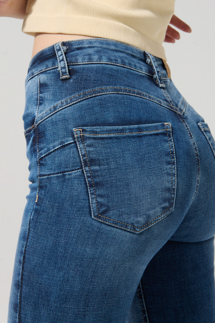 Jean tiro alto push up azul medio con ligeros desgastes