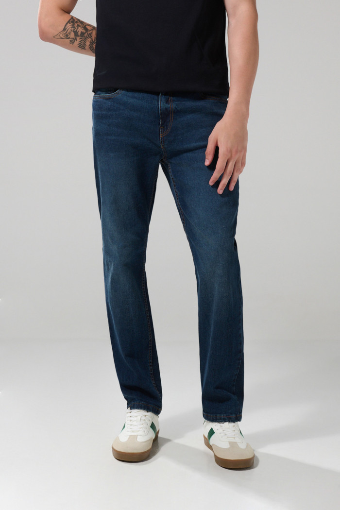 Jean straight leg bota recta azul oscuro con tiro bajo