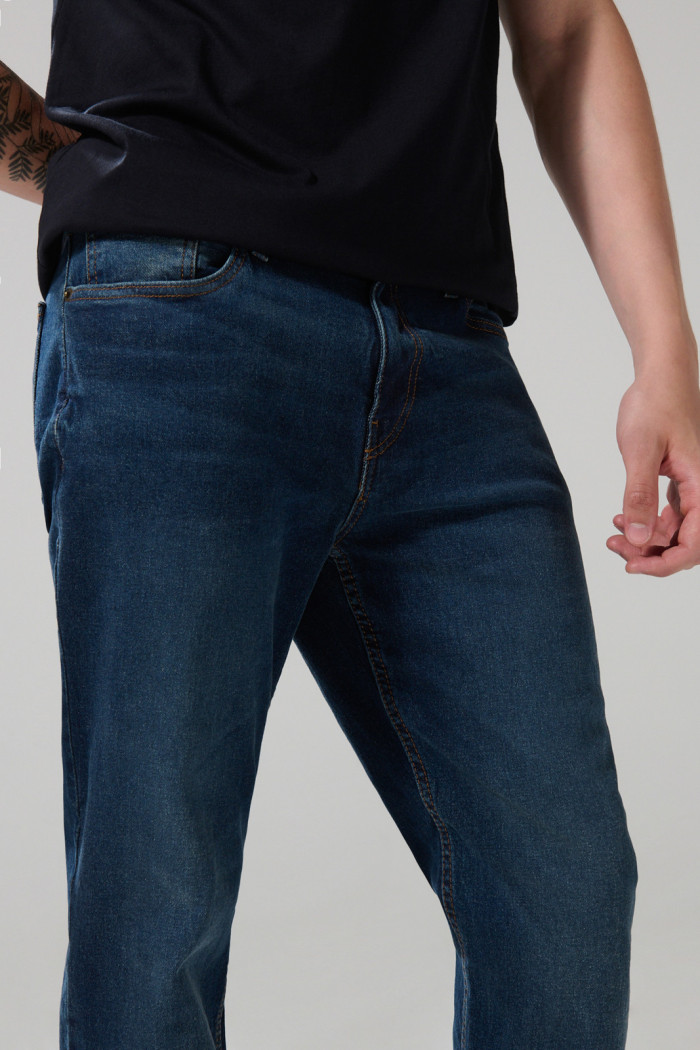 Jean straight leg bota recta azul oscuro con tiro bajo