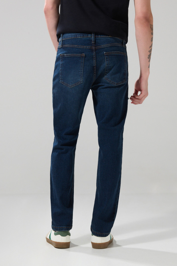 Jean straight leg bota recta azul oscuro con tiro bajo