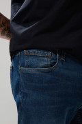 Jean straight leg bota recta azul oscuro con tiro bajo
