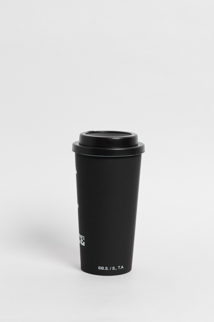 Vaso negro con tapa removible y arte de One Piece