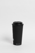 Vaso negro con tapa removible y arte de One Piece