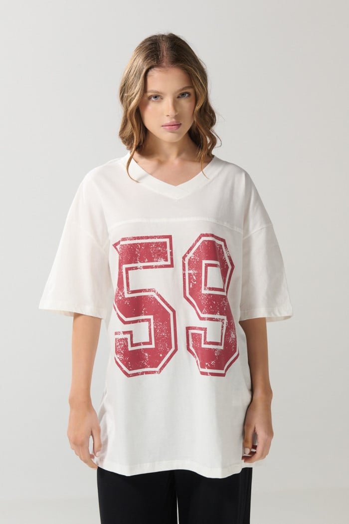 Camiseta oversize college crema clara con cuello V