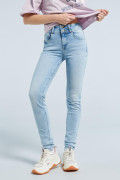 Jean push up tiro alto azul claro sin rotos. Estampado 49