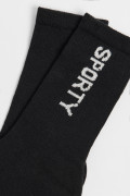 Medias largas unicolores con texturas y texto lateral