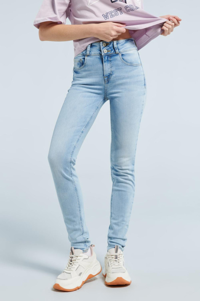 Jean push up tiro alto azul claro sin rotos. Estampado 49
