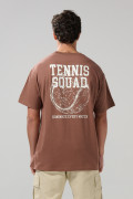 Camiseta café oversize cuello redondo con artes college