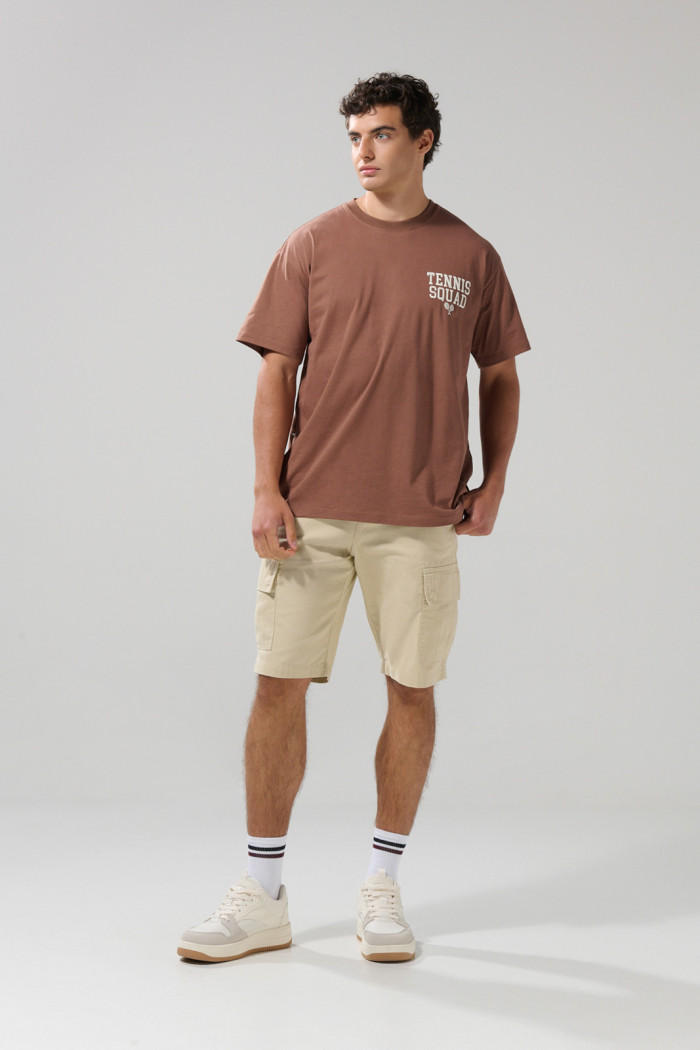 Camiseta café oversize cuello redondo con artes college