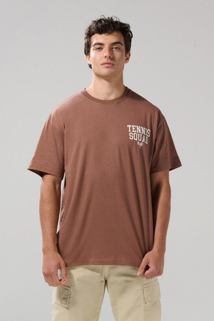 Camiseta café oversize cuello redondo con artes college
