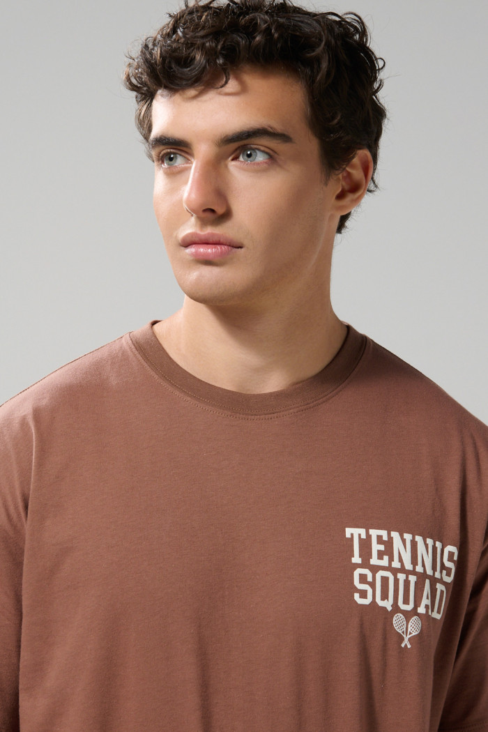 Camiseta café oversize cuello redondo con artes college
