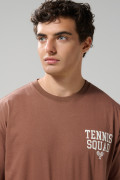 Camiseta café oversize cuello redondo con artes college