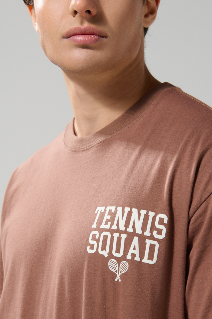 Camiseta café oversize cuello redondo con artes college