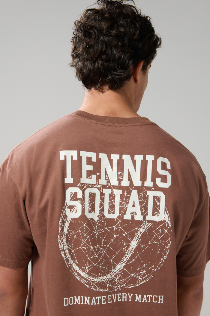 Camiseta café oversize cuello redondo con artes college