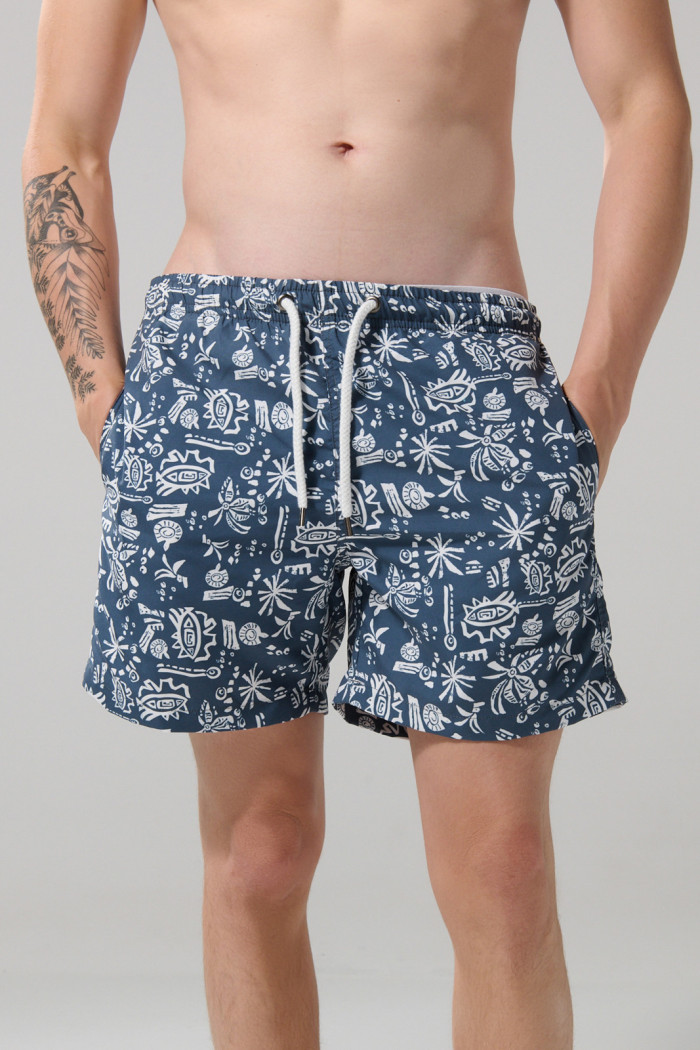 Bermuda playera azul medio estampada con tiro bajo