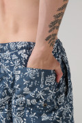 Bermuda playera azul medio estampada con tiro bajo