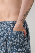 Bermuda playera azul medio estampada con tiro bajo