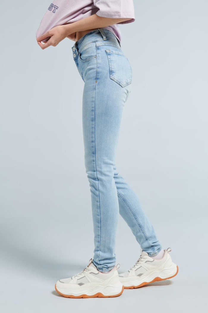 Jean push up tiro alto azul claro sin rotos. Estampado 49