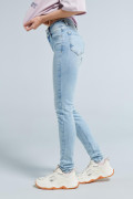 Jean push up tiro alto azul claro sin rotos. Estampado 49