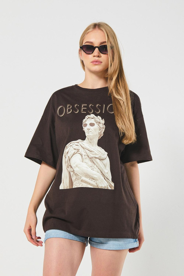 Camiseta café oversize manga corta con escultura artística