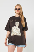 Camiseta café oversize manga corta con escultura artística