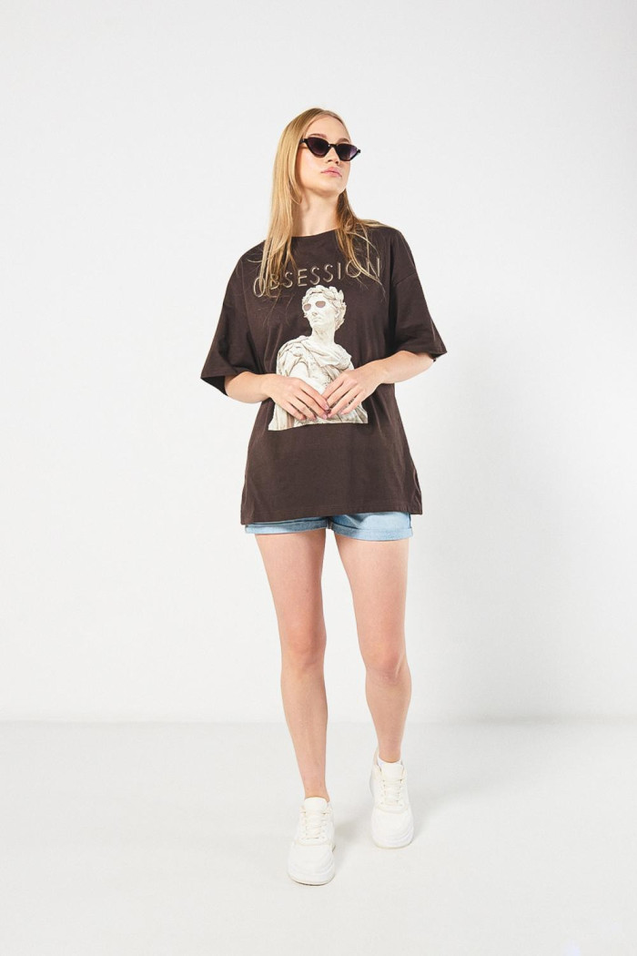 Camiseta café oversize manga corta con escultura artística