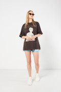 Camiseta café oversize manga corta con escultura artística