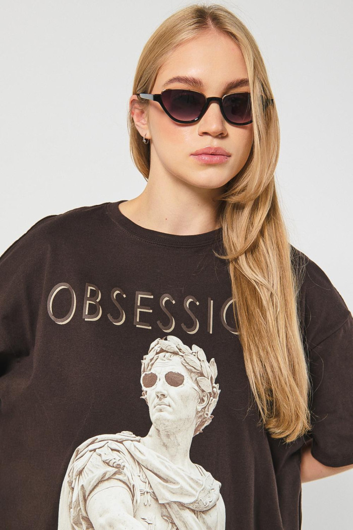 Camiseta café oversize manga corta con escultura artística