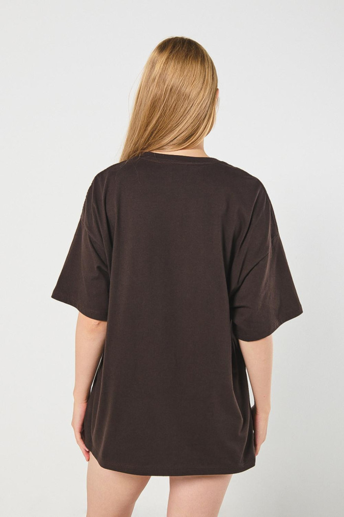 Camiseta café oversize manga corta con escultura artística